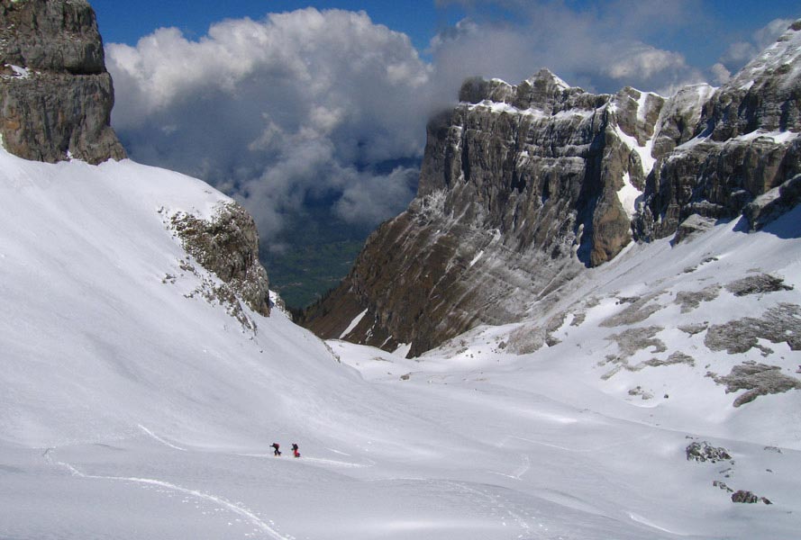 #2 Combe de Monthieu : Vue vers les Cheminées de Monthieu et le Pilier de la Croix de Fer. Combe de Monthieu : Vue vers les Cheminées de Monthieu et le Pilier de la Croix de Fer.