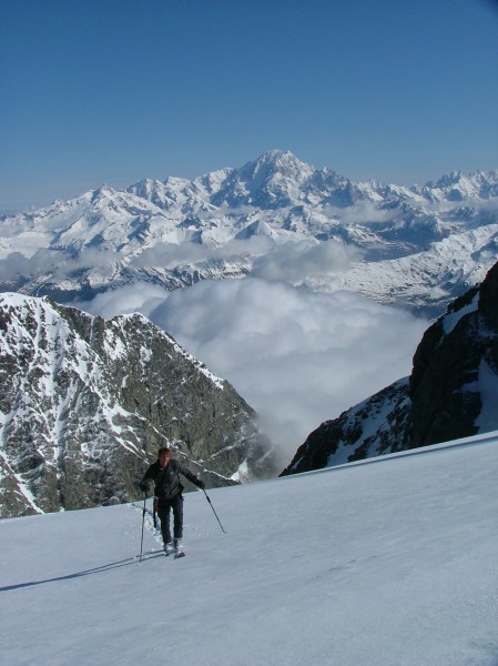 Arrivée au col de Roches : Eloi sur fond de Mont Blanc