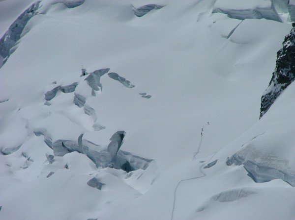 lonesome skiers : Au loin des skieurs montent à la la Sache.