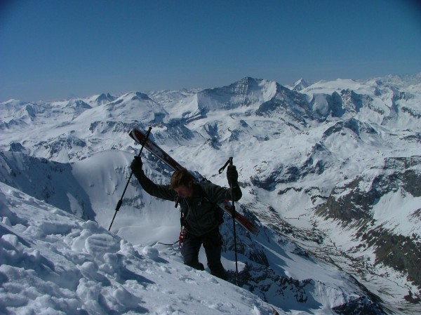 Arrivée au sommet : Sur fond de Grande Casse