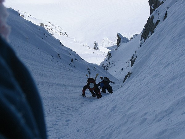 couloir vaccivier : Ca se raidit sacrément. Dans les conditions du jour c'est un vrai 5.4