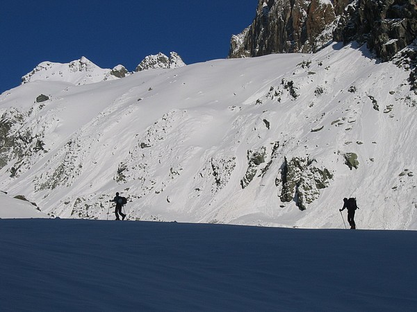 Skieurs sur fond de Rouies : Que c'est beau !!! Mais ou est la poudre