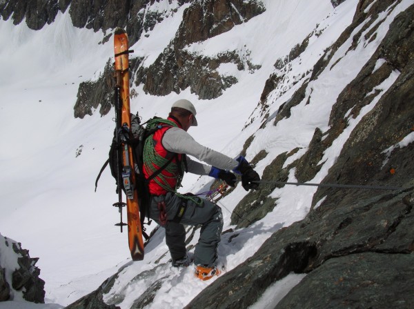 #8 Au départ du col des Ecrins : "Un brin de corde peut-etre utile(rappel) sur le bas de la section rocheuse car le cable est enterré sous la neige"... Au départ du col des Ecrins : "Un brin de corde peut-etre utile(rappel) sur le bas de la section rocheuse car le cable est enterré sous la neige"...