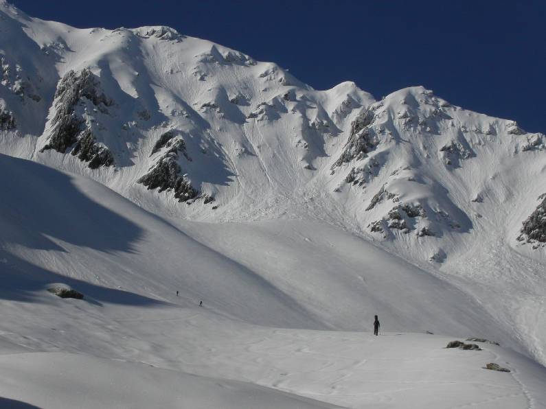 #1 C C'est vitrifié partout! : Ca n'a pas l'air comme ça mais la glace est omniprésente! Les trois skieurs sur la photo en ont fait les frais.