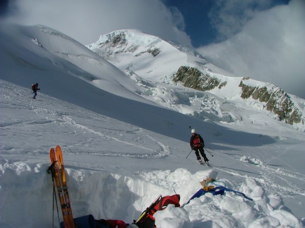 #5 retour au bivouac : On voit bien le profil de l retour au bivouac : On voit bien le profil de l'arête N.