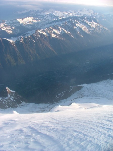 #3 Le haut de la face : Vue depuis la pointe Bravais 4057m. En bas Chamonix s Le haut de la face : Vue depuis la pointe Bravais 4057m. En bas Chamonix s'ébroue.