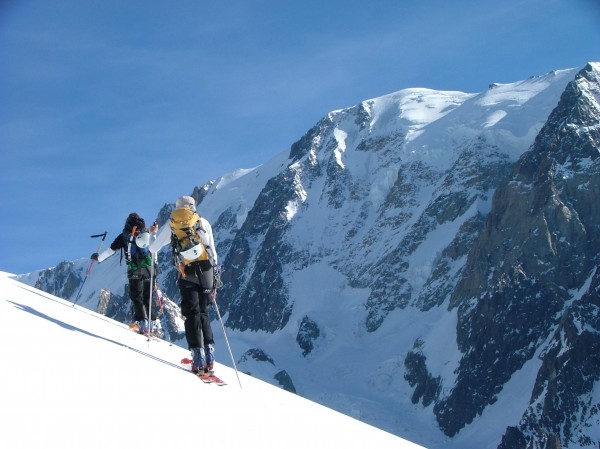 #1 arête SE du Petit Mont Blanc : Valérie et Mickaël face à l arête SE du Petit Mont Blanc : Valérie et Mickaël face à l'énorme versant SW du Mont Blanc.