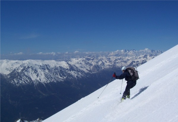 #3 Descente : On s Descente : On s'amuse dans la neige correcte juste avant de cramponner pour la traversée jusqu'au couloir de la Loza, qui se prépare à nous recevoir.