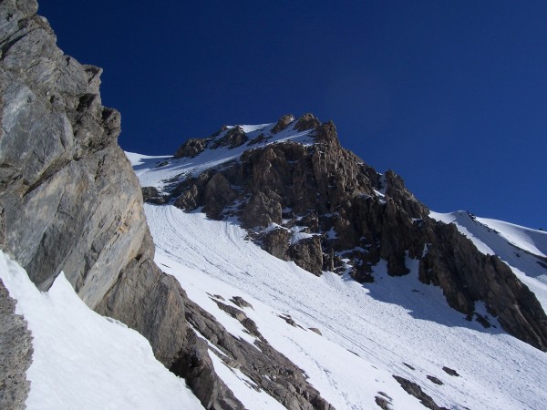 #1 De la brèche de la Loza : Le sommet vu de la brèche. Sur le bas de la photo on voit la fin de la traversée expo. De la brèche de la Loza : Le sommet vu de la brèche. Sur le bas de la photo on voit la fin de la traversée expo.