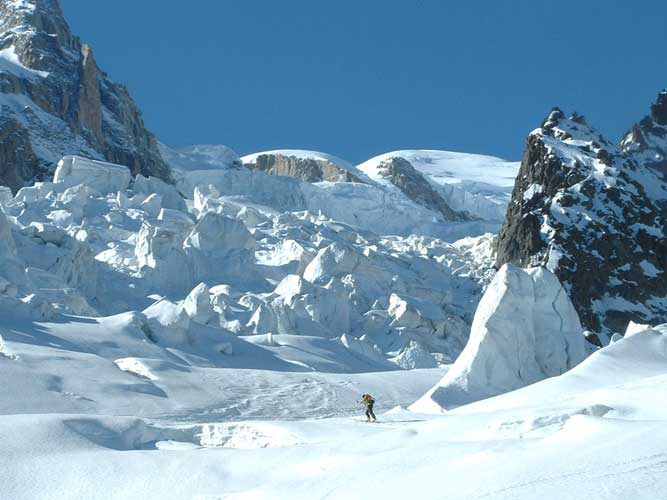 #2 jonction vers le refuge : Hector, sous la mer de séracs au niveau de la jonction du glacier de bossons vers le refuge des grands mulets. jonction vers le refuge : Hector, sous la mer de séracs au niveau de la jonction du glacier de bossons vers le refuge des grands mulets.