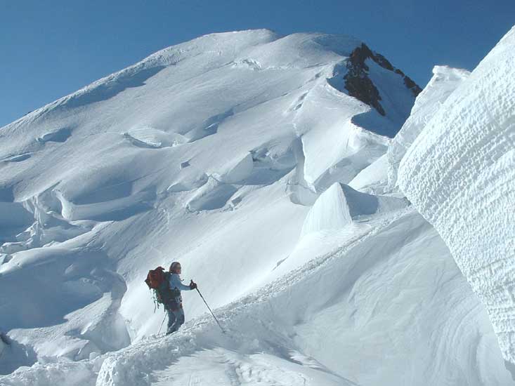 #6 blandine entame la montée : Blandine entame la montée vers l blandine entame la montée : Blandine entame la montée vers l'arête sommitale. Au fond on distingue bien la face nord du mont blanc en très bonnes conditions.