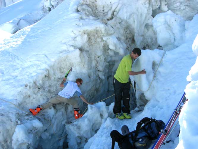 #5 passage de crevasse : Passage de crevasse sur le glacier de Bossons, jonction pour atteindre le refuge des grands mulets. passage de crevasse : Passage de crevasse sur le glacier de Bossons, jonction pour atteindre le refuge des grands mulets.