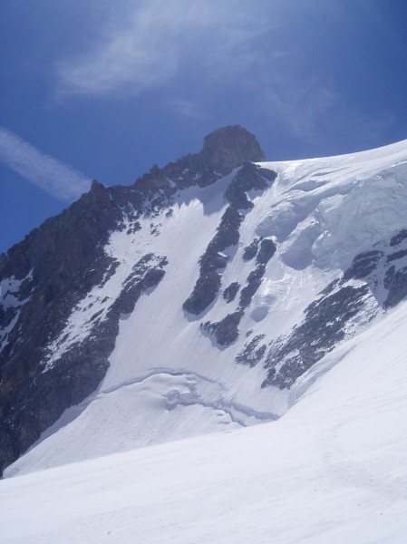 #10 Couloir de Barre Noire : Le couloir de Barre Noire est coté 5.2. (45° à 50° sur 300m);neige dure avec de la glace sur les 50 derniers m (dans l Couloir de Barre Noire : Le couloir de Barre Noire est coté 5.2. (45° à 50° sur 300m);neige dure avec de la glace sur les 50 derniers m (dans l'ombre); joli objectif quand il est en conditions... bien sûr (c'est Denis qui veut (encore!!!) envoyer du