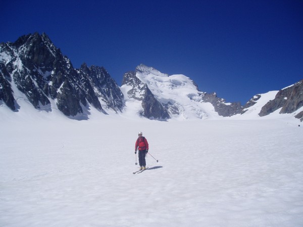 Le glacier blanc : Nous nous éloignons de la face en skiant sur le glacier blanc en tranfo moquette...