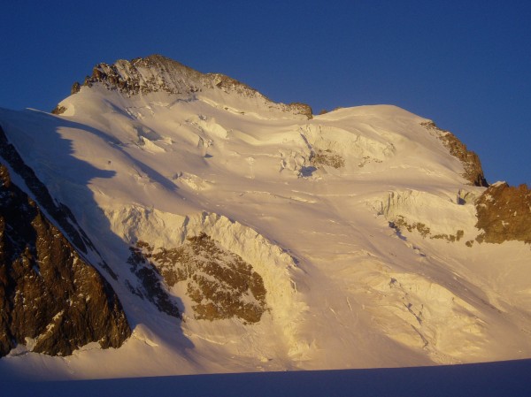 #1 Ecrins au lever du jour : Dès les premiers rayons du soleil, la face s Ecrins au lever du jour : Dès les premiers rayons du soleil, la face s'illumine et apparait grandiose...