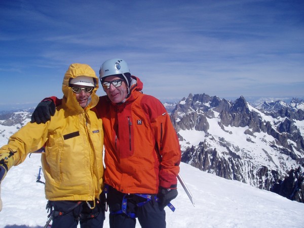 #4 Vincent et Christian : Le vent , au sommet est trés violent et on se serre pour se réchauffer; au fond sa majesté, la Meije Vincent et Christian : Le vent , au sommet est trés violent et on se serre pour se réchauffer; au fond sa majesté, la Meije