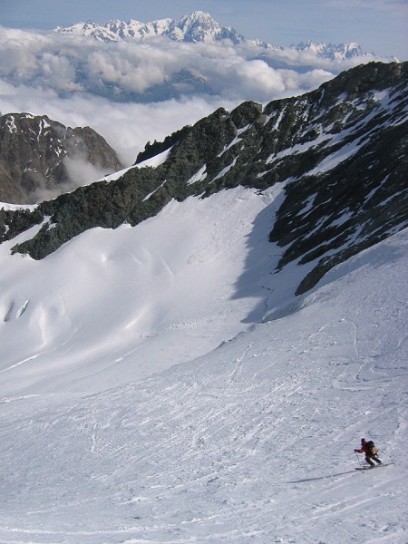 #5 Descente du Pourri : Isa dans les pentes du Mont Pourri avec en toile de Fond le col des Roches et le Mont-Blanc. Descente du Pourri : Isa dans les pentes du Mont Pourri avec en toile de Fond le col des Roches et le Mont-Blanc.