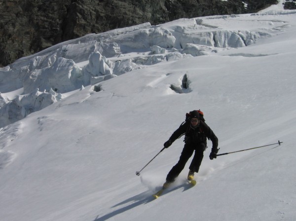 #7 Glacier du Geay : ... et man in black allonge la courbe au large des crevasses Glacier du Geay : ... et man in black allonge la courbe au large des crevasses