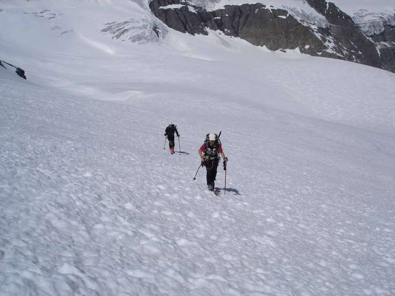 Mais si on a chaussé ! : Montée dans la neige de névé bien regelée. (photo Piéro)