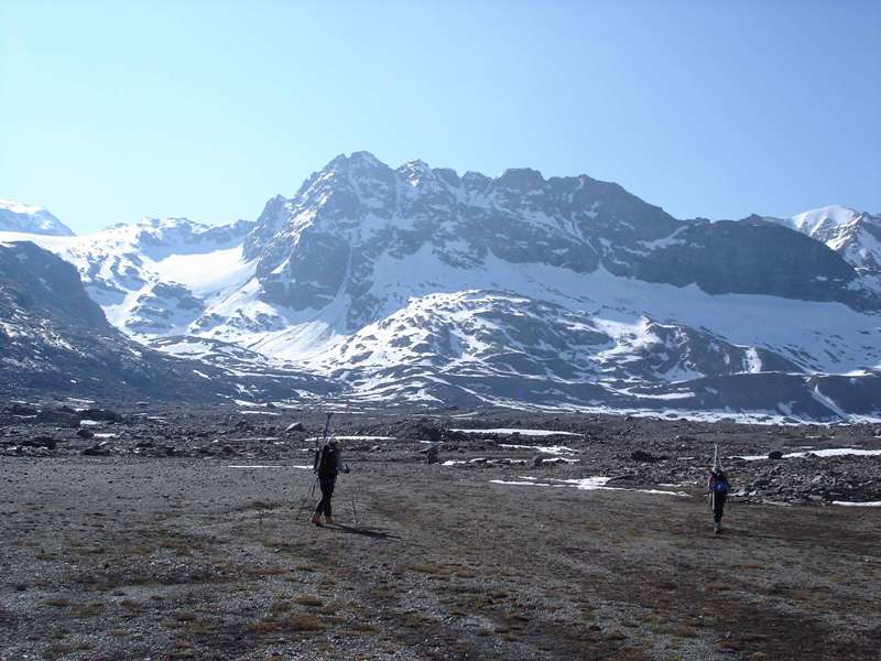 Portage sur la moraine : On a bien porté mais c'était dans un magnifique paysage.