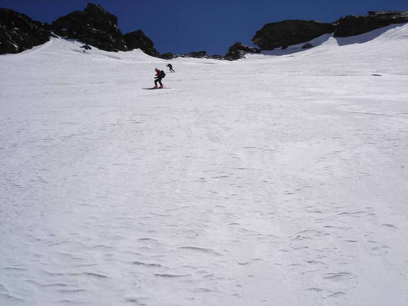 Descente : Une belle face large, pentue, en bonne neige et juste pour nous... que du bonheur ! (photo Piéro)