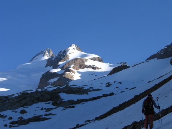 Montée au Dolent : Non loin du refuge, premières lueurs sur le Dolent et le Grépillon