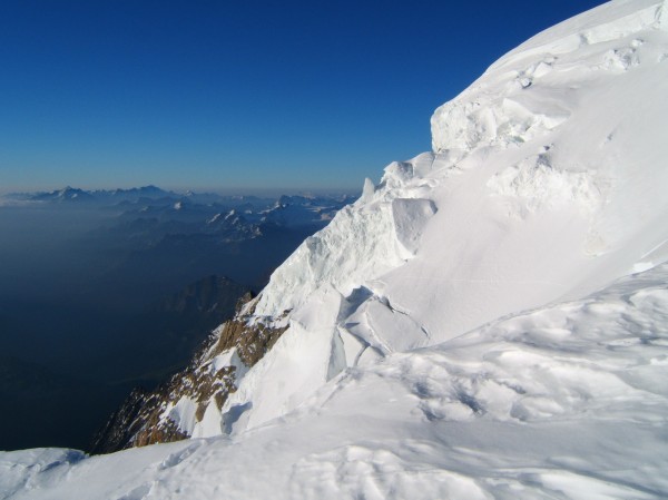 Col de la Brenva : Les  impressionnants séracs de la Brenva, puis la haute Tarentaise et le Grand Paradis