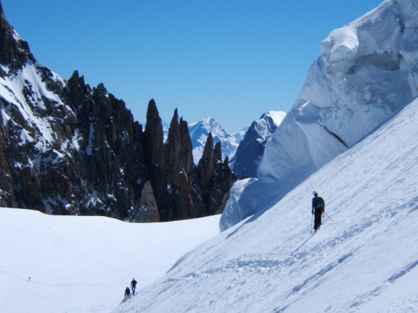 descente sur le Col Maudit : Séracs du Maudit, Aiguilles du Diable, Grandes Jorasses, Grand Combin.