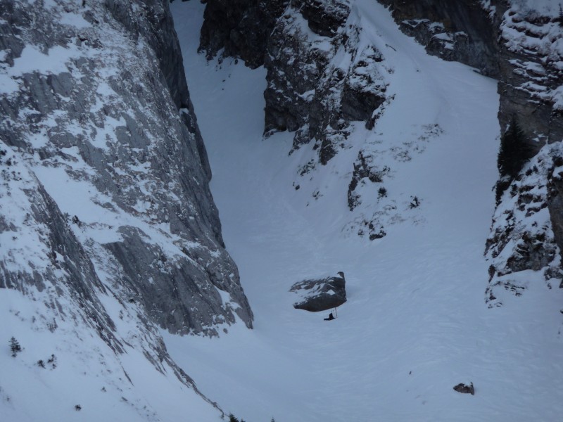 #2 zoom sur le couloir : un skieur mets les crampons zoom sur le couloir : un skieur mets les crampons