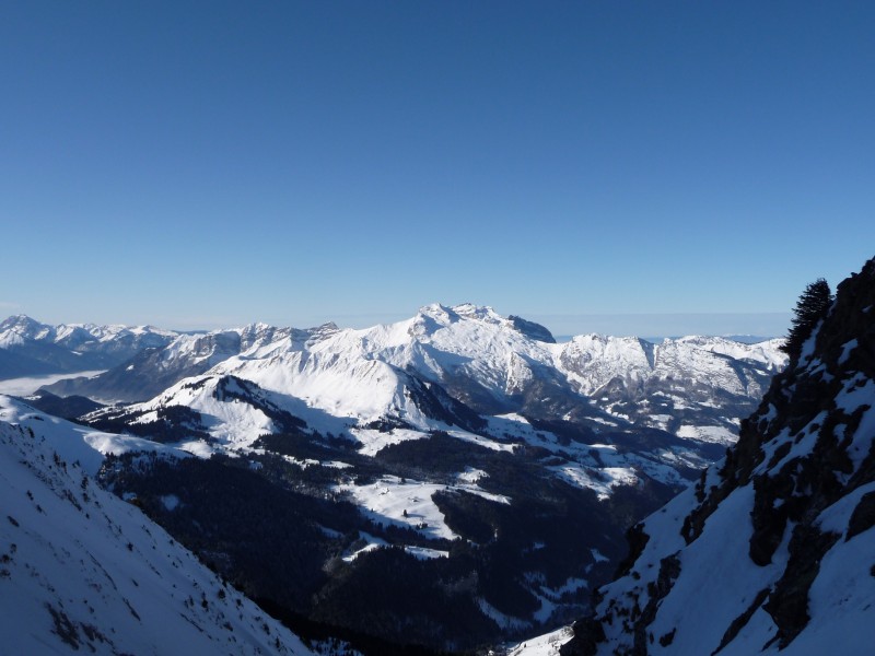 #6 vue sur les montagnes : vue sur la tournette en face depuis le sommet du coillu et le chauchefoin à gauche vue sur les montagnes : vue sur la tournette en face depuis le sommet du coillu et le chauchefoin à gauche