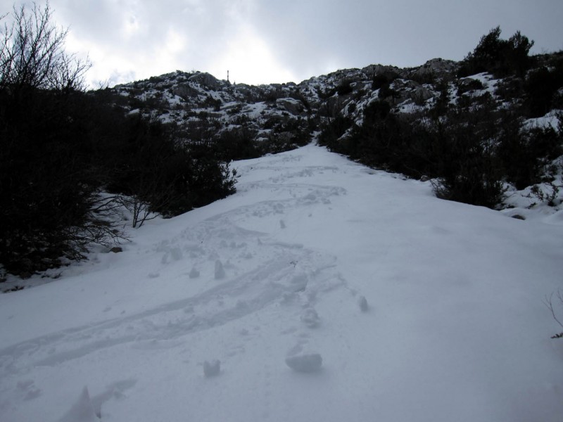 Descente du couloir Nord : Descente du couloir Nord sous la Croix de Provence, avec les vieux yeti, des bouts de bois comme bâton et cette neige pourrie, pas évident de faire la trace ;-)