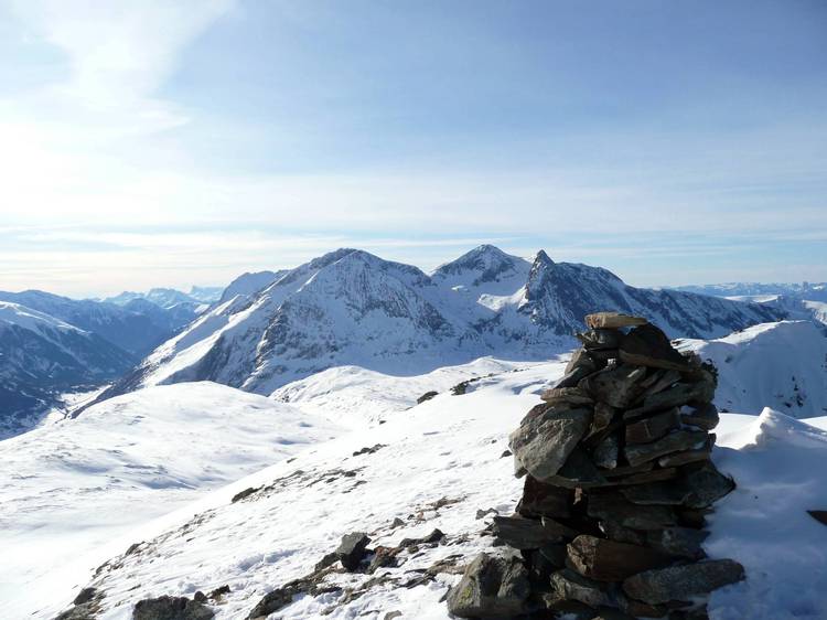#4 Sommet : Peu de neige sur le départ de la face sud. Sommet : Peu de neige sur le départ de la face sud.