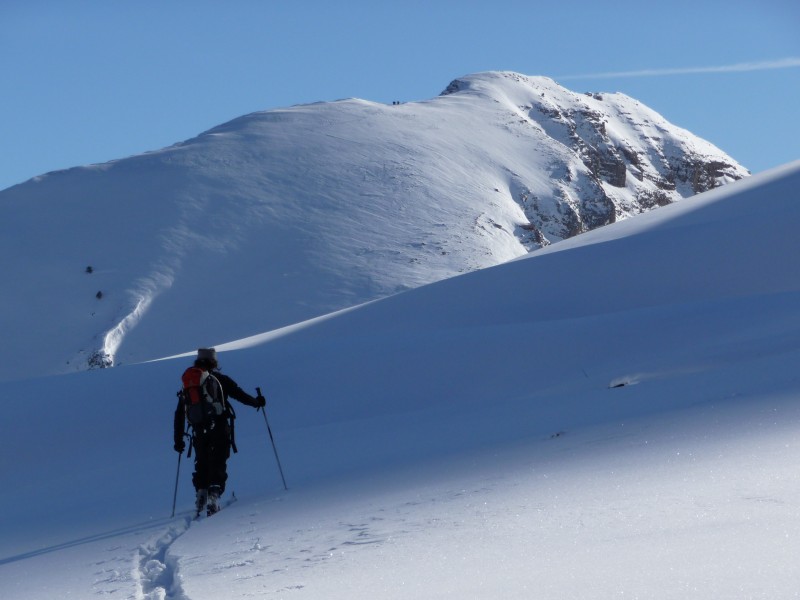 #4 Gde Cloche : Traverser sous la petite Cloche direction la gde Cloche avec le groupe de cinq que l Gde Cloche : Traverser sous la petite Cloche direction la gde Cloche avec le groupe de cinq que l'on aperçoit sous le sommet.