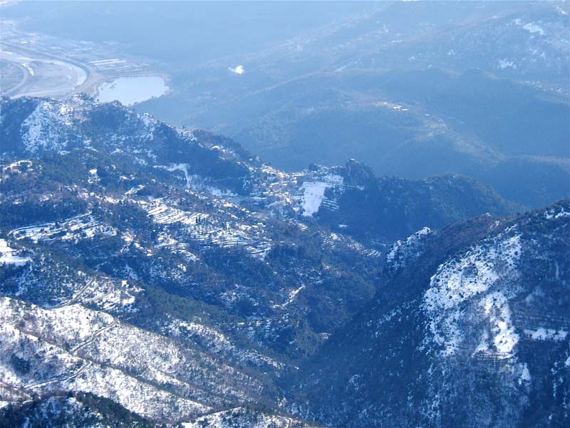 #3 VIAL : Mon village avec son pré bien blanc sous le chateau, qui est une très belle piste de luge pour les petits Gilettois. VIAL : Mon village avec son pré bien blanc sous le chateau, qui est une très belle piste de luge pour les petits Gilettois.
