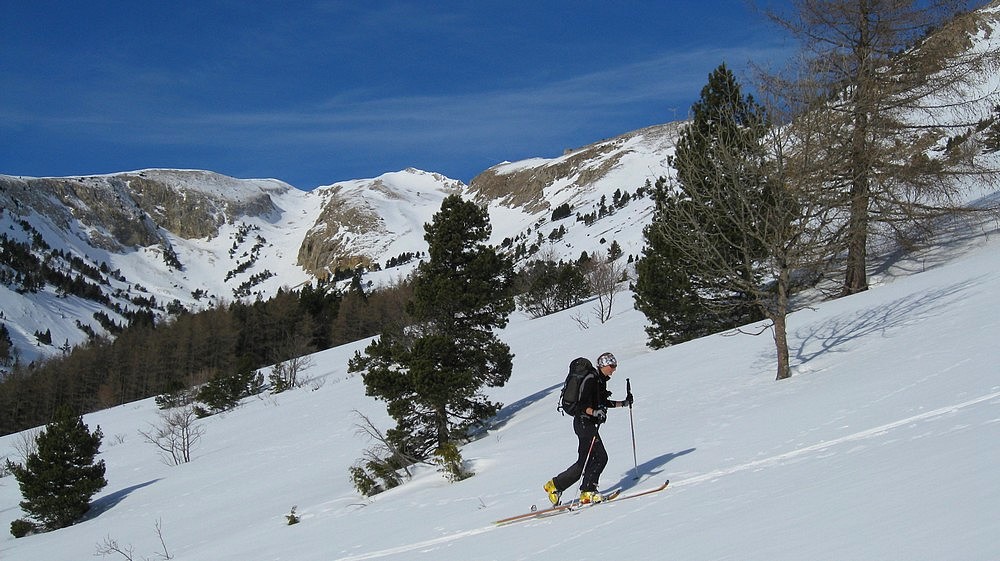 #11 Montée à la Tête de Garnesier : Le vallon de la descente précédente derrière Anne-Cé Montée à la Tête de Garnesier : Le vallon de la descente précédente derrière Anne-Cé