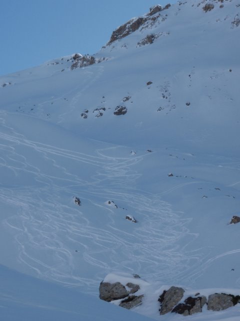 #5 Dernière descente... : Bonne qualité deneige du sommet.. JL à gauche, moi à droite dans la partie du haut. Dernière descente... : Bonne qualité deneige du sommet.. JL à gauche, moi à droite dans la partie du haut.