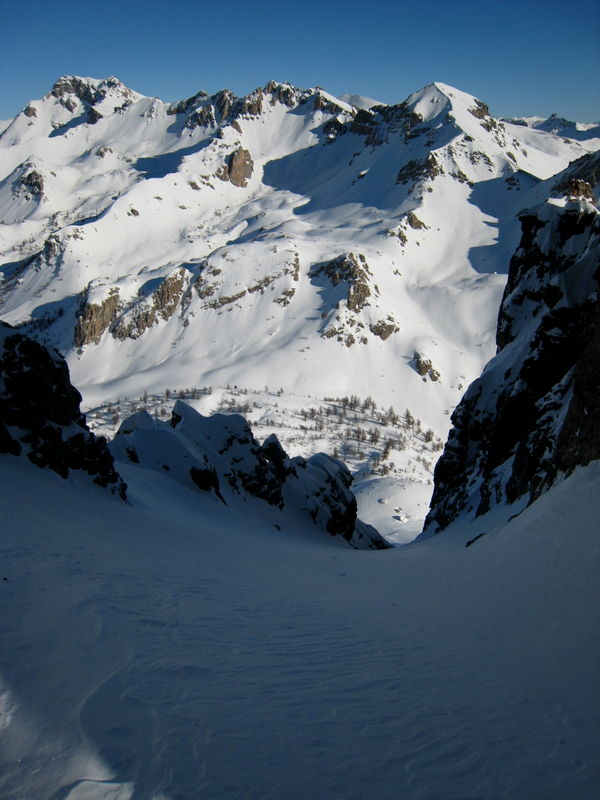 #3 Le couloir NE : le haut du couloir est cartonné ; à droite, le Pic des Chalanches Le couloir NE : le haut du couloir est cartonné ; à droite, le Pic des Chalanches