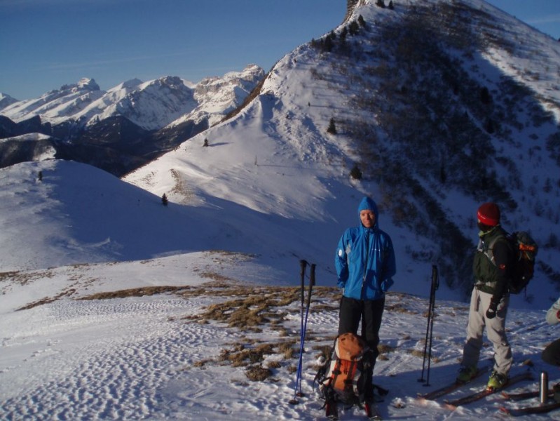 #1 Col d Col d'Aspres : Il n'y a plus qu'à suivre l'arête jusqu'au laton .
Au fond, Roche Courbe, quelques traces de skis mais encore de la place dans la poudreuse
