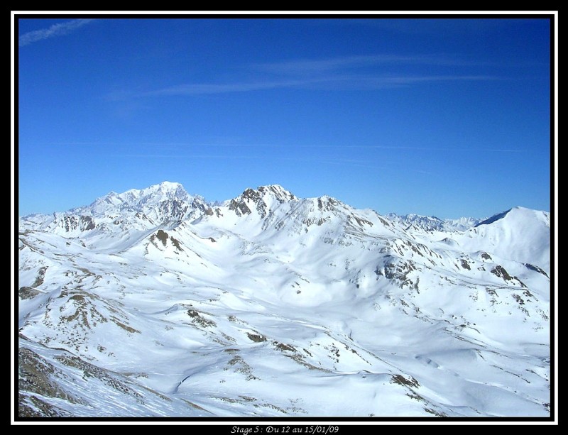 #5 Depuis le sommet : Vue sur le Crêt du Rey au premier plan et le Mont Blanc au loin. Depuis le sommet : Vue sur le Crêt du Rey au premier plan et le Mont Blanc au loin.