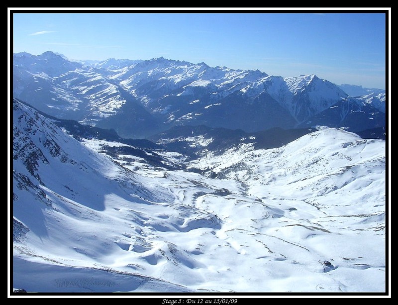 #4 Depuis le sommet : Au premier plan le vallon de Naves puis au loin le massif de la Lauzière. Depuis le sommet : Au premier plan le vallon de Naves puis au loin le massif de la Lauzière.