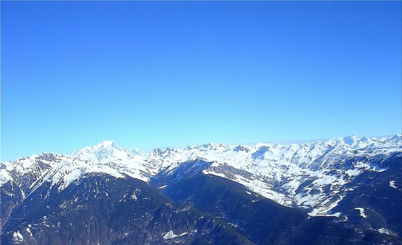 #4 Depuis le sommet : Vue sur le Massif du Beaufortain et le Mont Blanc au loin. Depuis le sommet : Vue sur le Massif du Beaufortain et le Mont Blanc au loin.