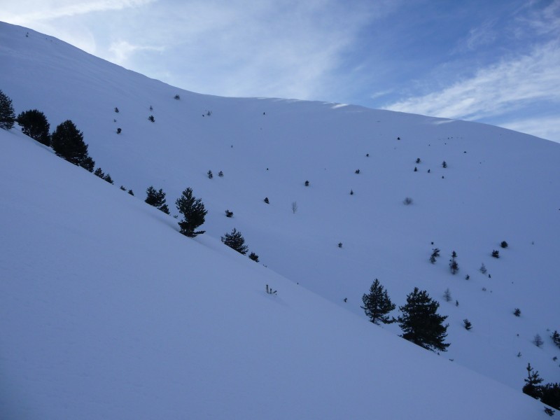#8 Ski-Rando Blayeul : Les traces sous l Ski-Rando Blayeul : Les traces sous l'arête a gauche et le vallon a droite qui a l'air excellent a faire....
