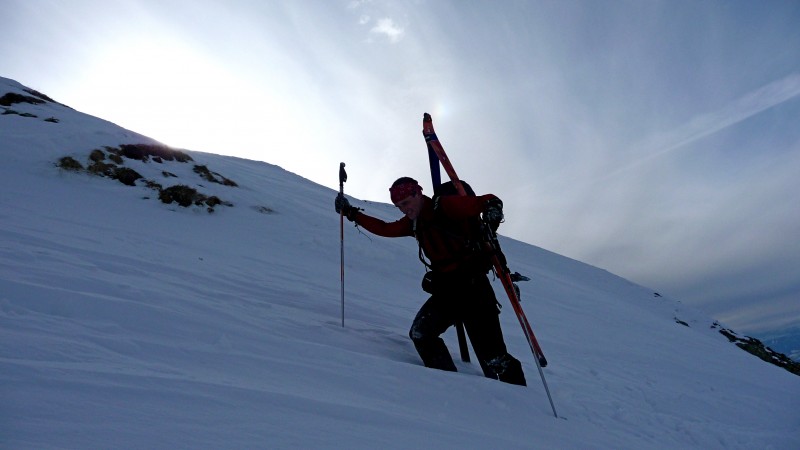 #6 Souffrance! : Aprés les peaux qui ne collent plus, le rivet de la Garmont qui se fait la malle , t Souffrance! : Aprés les peaux qui ne collent plus, le rivet de la Garmont qui se fait la malle , t'as bien mérité un coup de Viogner.
Le point positif Philou , c'est qu'il y a de la neige!!