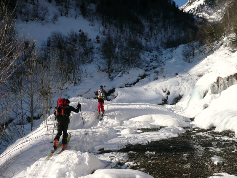#3 premières pentes raides : l premières pentes raides : l'enneigement est encore correct dans l'ensemble et dans les vernes ça passe bien en descente.