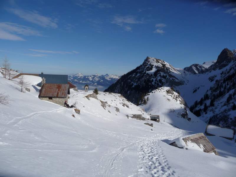 #1 Château d Château d'Oche : Chalets de Neuteu et Préalpes Fribourgeoises au fond