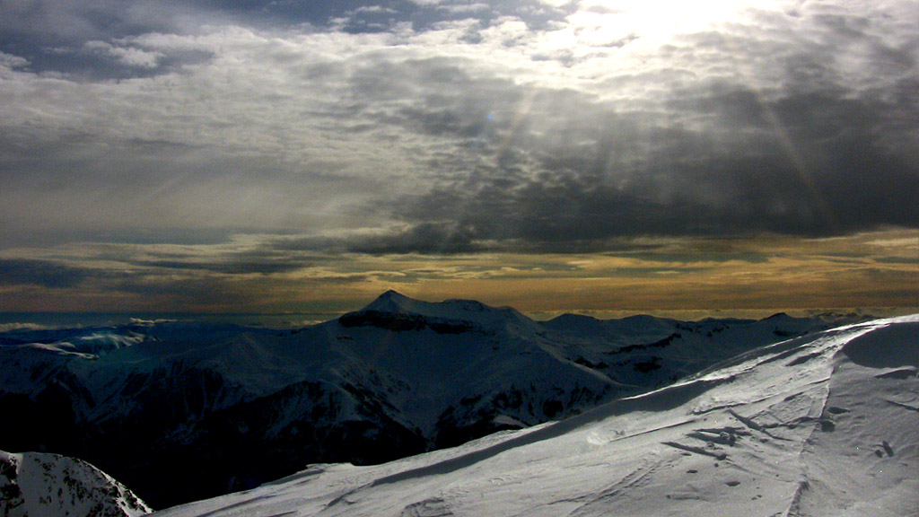 #8 Ambiance magique : Le voile nuageux nous offre une lumière magique sur le Mt Mounier et la mer. Ambiance magique : Le voile nuageux nous offre une lumière magique sur le Mt Mounier et la mer.