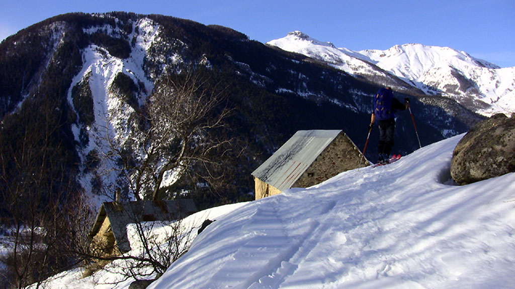 #2 Hameau de Douans super. 1700m : Le Sommet de Las Donnas (station d Hameau de Douans super. 1700m : Le Sommet de Las Donnas (station d'Auron) au centre.