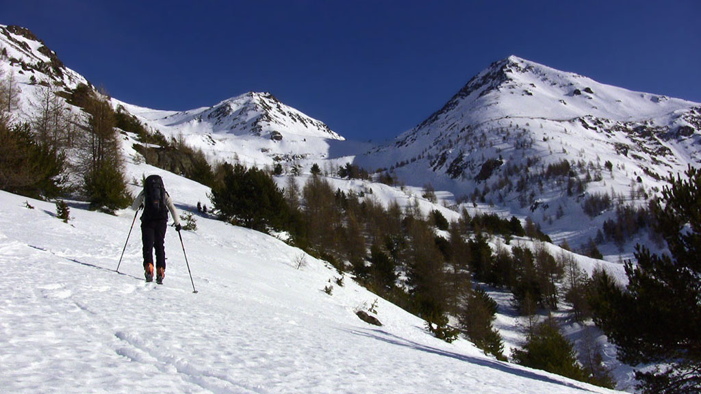 #4 Le haut du vallon de Douans : Vallon au centre, montée au pas de Barbacane, Vallon à gauche montée directe au sommet. Le haut du vallon de Douans : Vallon au centre, montée au pas de Barbacane, Vallon à gauche montée directe au sommet.