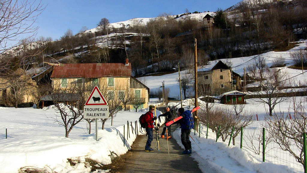 #1 Départ de Douans : Jolie hameau en balcon sur le tinée.
On chausse à la sortie du village (1300m). Départ de Douans : Jolie hameau en balcon sur le tinée.
On chausse à la sortie du village (1300m).