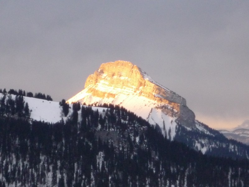 #1 au petit matin : Seul Chamechaude a le droit à son rayon de soleil. au petit matin : Seul Chamechaude a le droit à son rayon de soleil.